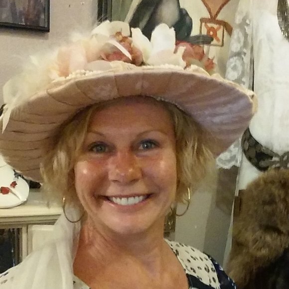 Meet your Posher, Karin - Picture 2 of 6